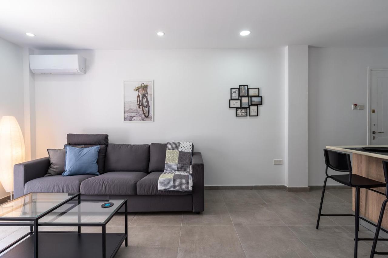 Odyssey - Captivating 2-Bedroom Retreat In Larnaca Exterior foto